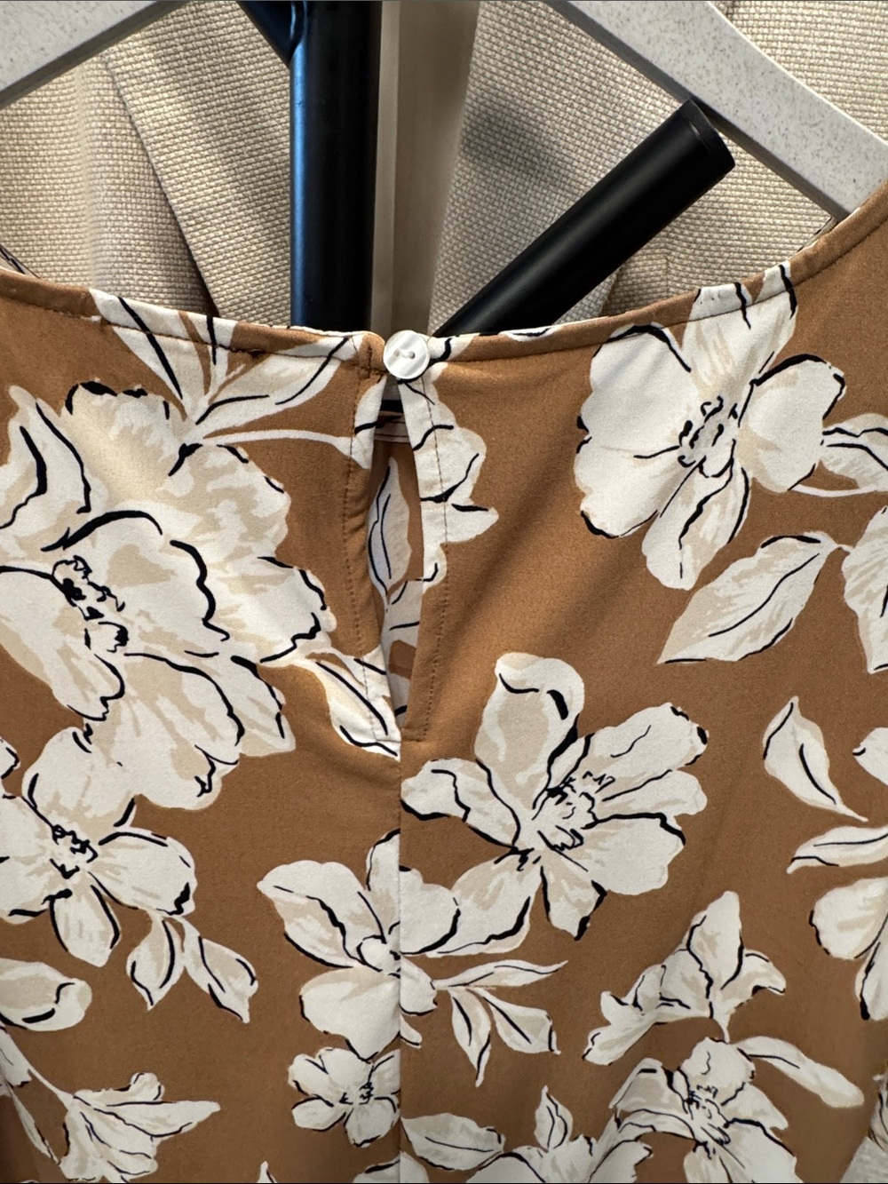 Ann Taylor White Floral Short Puff-Sleeve Blouse on Brown - Picture 4 of 5